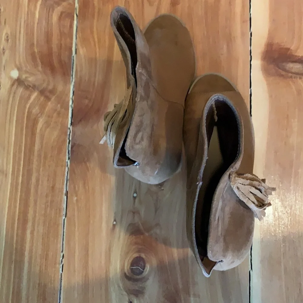 Suede Tan size 9 booties with fringe - Picture 2 of 5